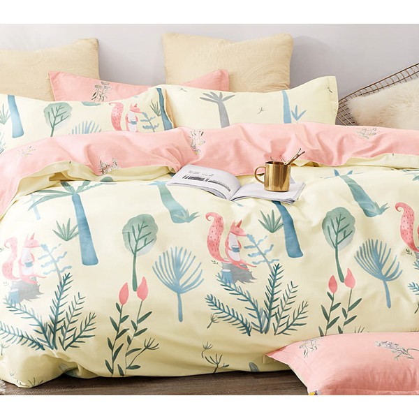 Светло-желтый твил-сатин с разноцветными детскими рисунками и светло-розовым компаньоном