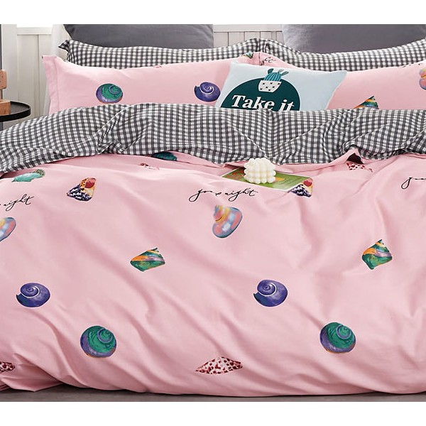 Светло-розовый твил-сатин с разноцветными раковинами улиток и клетчатым серым компаньоном