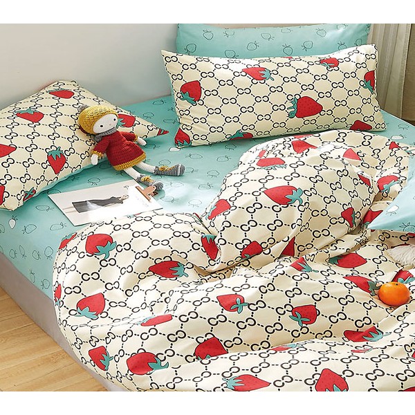 Светло-желтый твил-сатин с красными клубничками и бледно-зеленым компаньоном