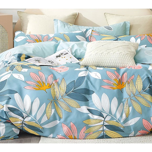 Простыни из бледного сине-зеленого компаньона сине-сероватого твил-сатина с разноцветными цветами