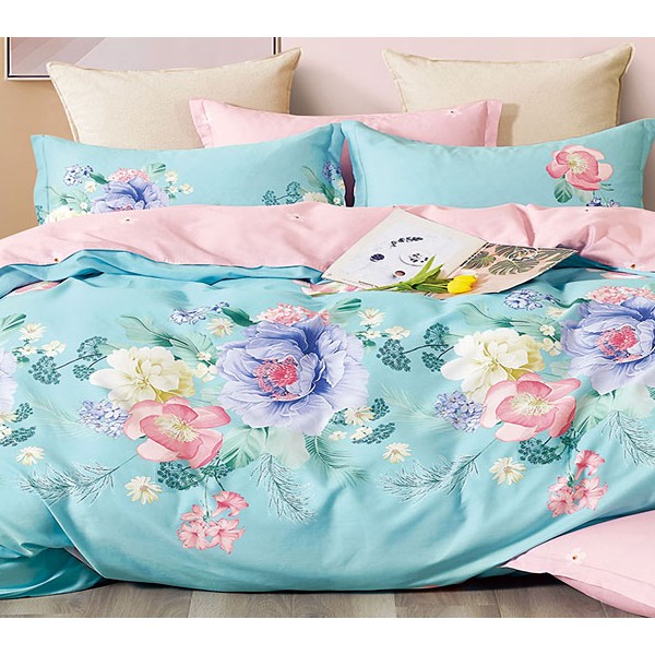 Пододеяльники из светло-голубого твил-сатина с разноцветными цветами и бледно-красноватым компаньоном