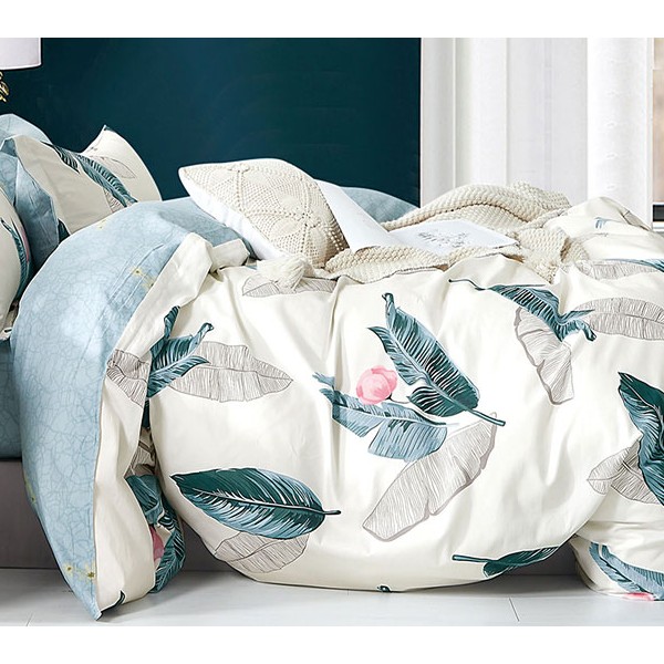 Молочно-кремовый твил-сатин с зелеными перьями и серо-голубым компаньоном