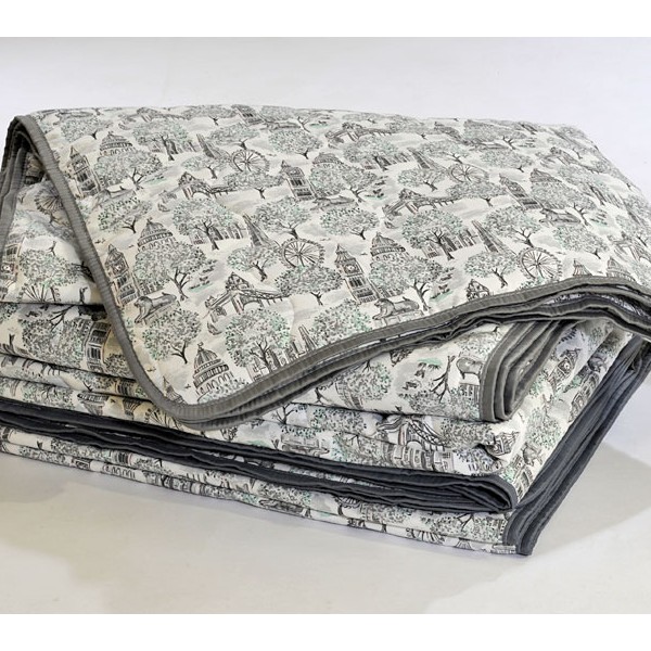 Стопка сложенных фланелевых одеял от Валетекс