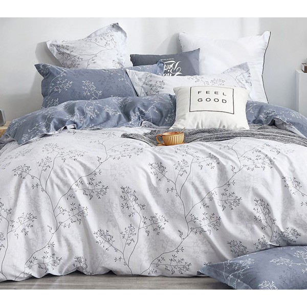 Белый поплин с черными рисунками с синим компаньоном с белыми рисунками