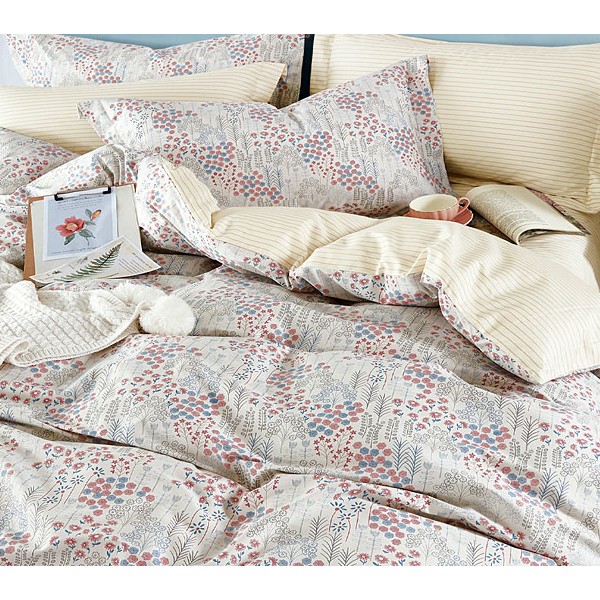 Светло-сероватый сатин с красно-синими цветочками и светло-желтым компаньоном в полоску