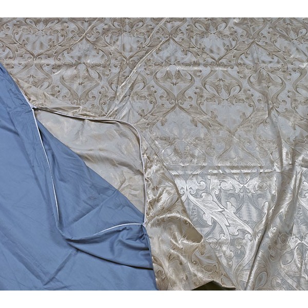 Пододеяльник из серебристого атласа с золотистым рисунком и однотонным светло-синим компаньоном 172x205