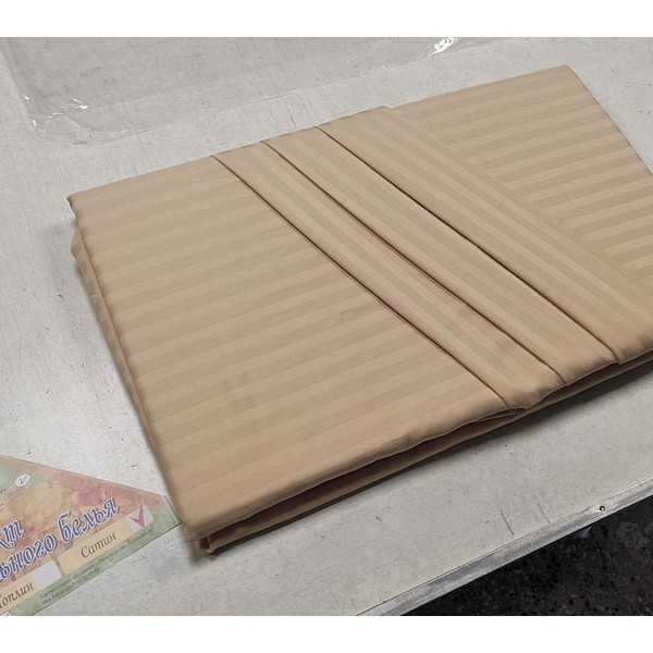 Сливочно-карамельный страйп-сатин с узкой полосой кпб евро-мини с простынёй 220*240 по диагонали свёрнутый