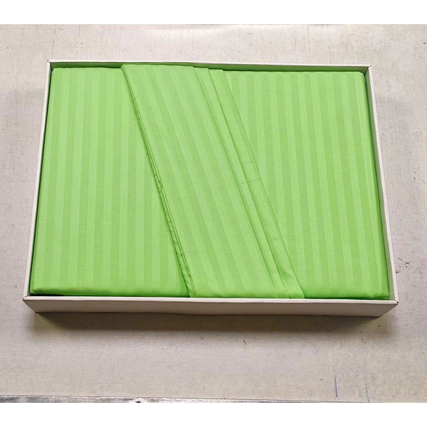 Травянисто-зеленый страйп-сатин с узкой полосой кпб евро-мини с простынёй 220*240 вид сверху в упаковке