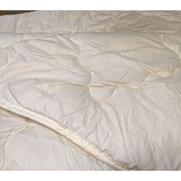 Ватное одеяло 200*220 кремовый однотонный сатин с небольшими защипами