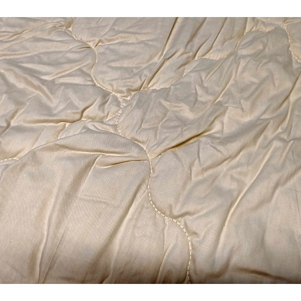 Ватное одеяло 200*220 кремовый однотонный сатин с небольшими защипами ткани
