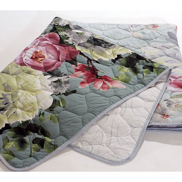 Всесезонное одеяло в серовато-зеленым поплином с разноцветными цветами и светло-сероватым компаньоном FSD_4134