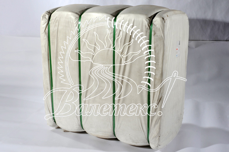 Упакованная кипа с завода производителя эвкалиптового волокна лежащая на боку