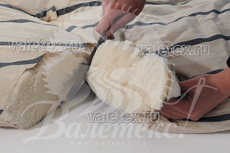 Матрас ватный разрезали для демонстрации наполнителя