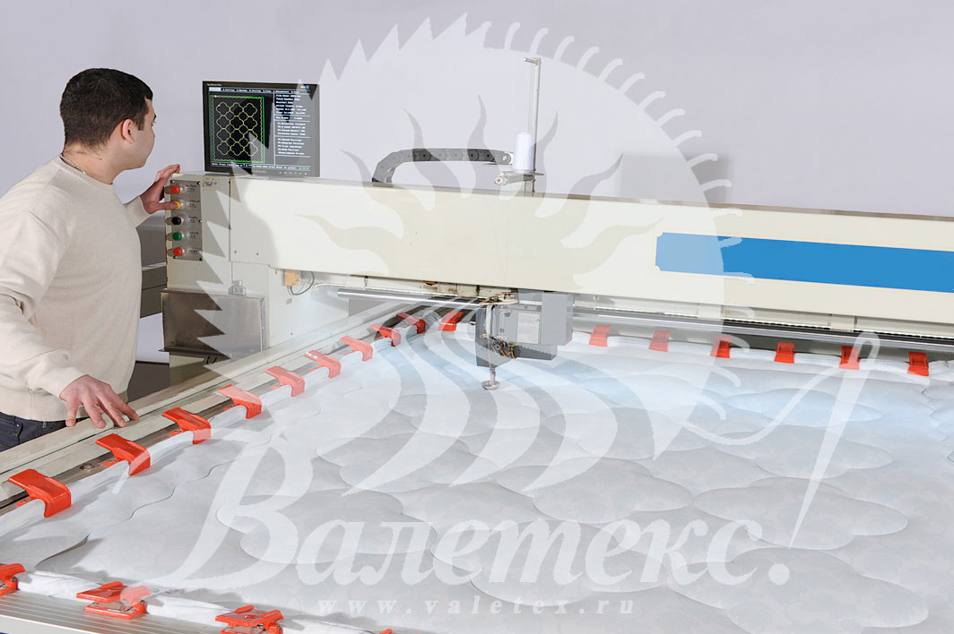 Стёгальный автомат в работе