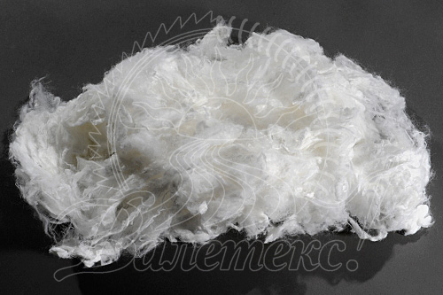 Расправленные белые эвкалиптовые волокна из кипы на тёмном фоне