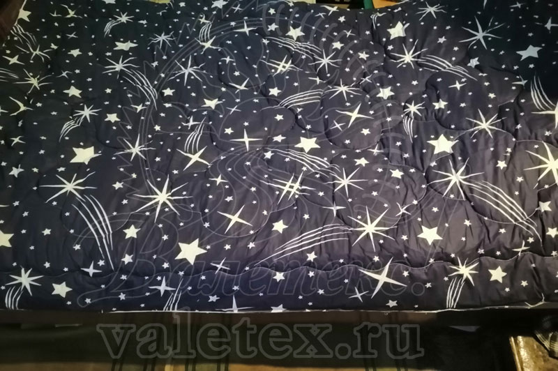 Развернутое ватное одеяло в темно-синей ткани с белыми звездами от Валетекс